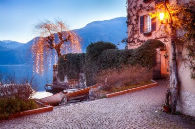 Mediterrane architectuur in de avond