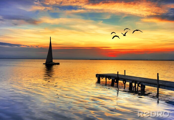 Canvas Meeuwen en zeilboot bij zonsondergang