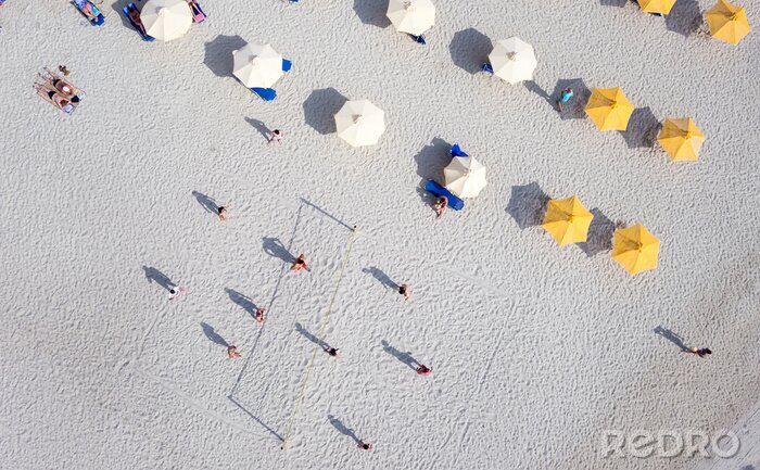 Canvas Mensen spelen beachvolleybal op het strand van Kallithea, een van th