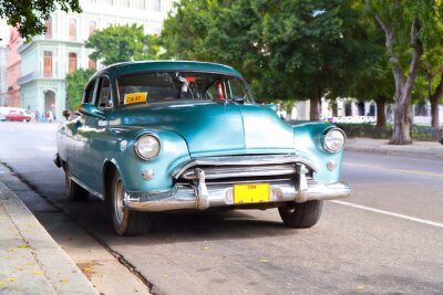 Metallic groen oldtimer auto in de straten van Havana