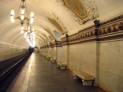 Canvas metrostation met klassieke architectuur
