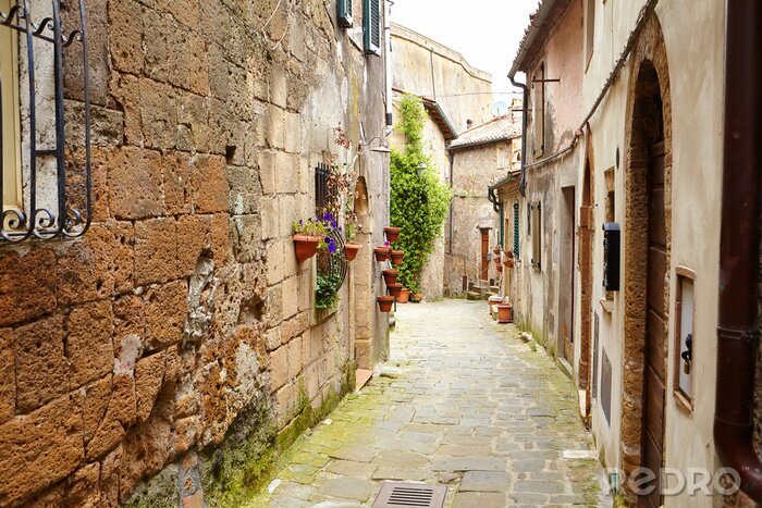Canvas Middeleeuwse straat in de Italiaanse heuvel stad