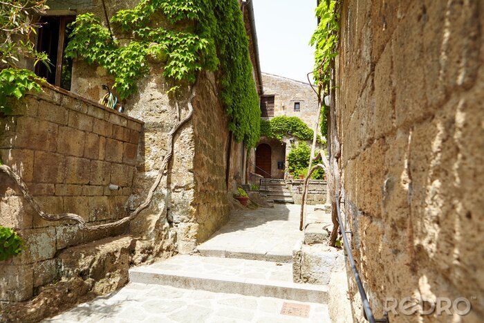 Canvas Middeleeuwse straat in het Italiaanse heuvel stad