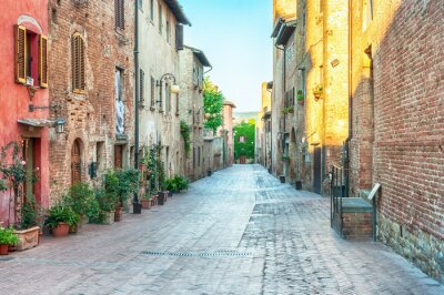 Middeleeuwse uitzicht op straat in Certaldo, Italië.