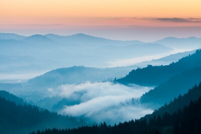 Canvas mist en cloud mountain valley landschap