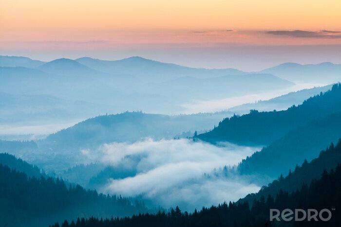 Canvas mist en cloud mountain valley landschap