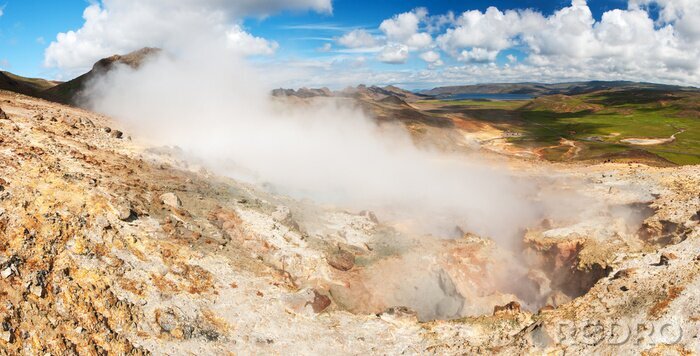 Canvas Mistige natuur over de rotsen