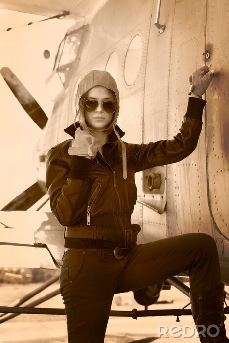 Canvas Mooi meisje in de jas die naast oorlog vliegtuigen.