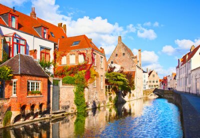 Mooi uitzicht op een gracht en brug, rode daken in Brugge, Bel
