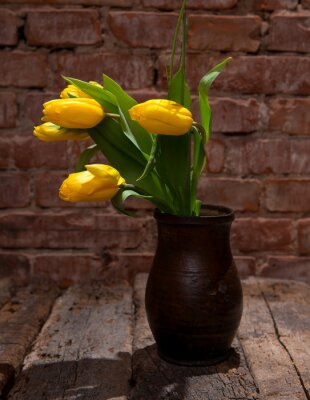 Canvas Mooie gele tulpen in de vaas