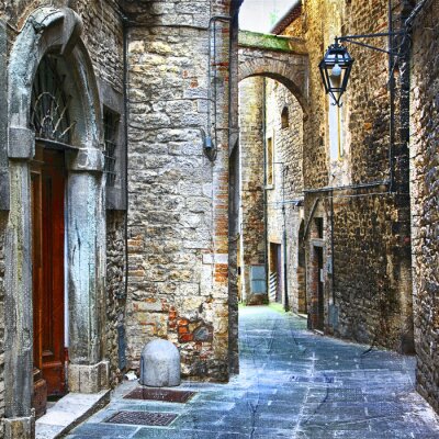 mooie oude straten van de Italiaanse middeleeuwse steden