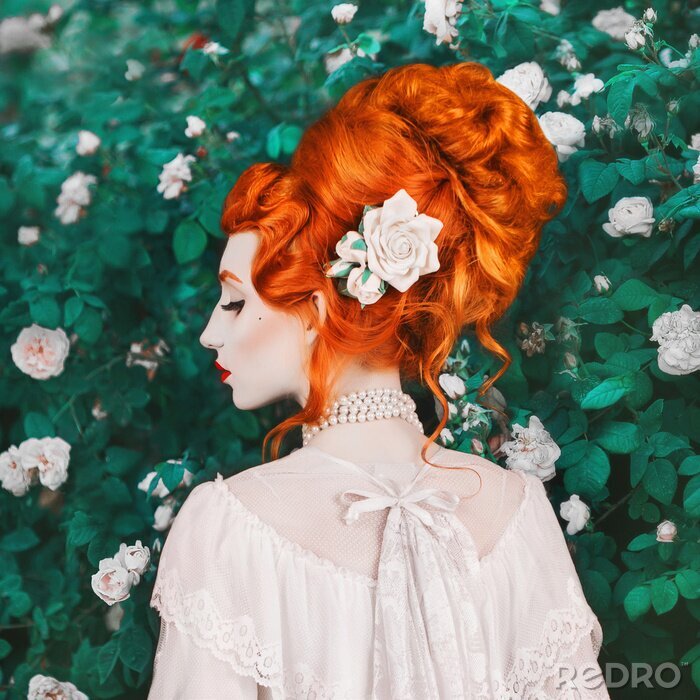 Canvas Mooie redhead vrouw met hoog kapsel in een witte kleding op roze achtergrond. Portret van jonge ongewone bleke meisje met rood haar. Mooi model met stijlvol kapsel met een roos in de tuin