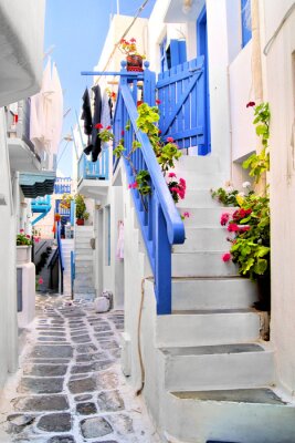 Mooie witgekalkte straat in de oude stad van Mykonos, Griekenland