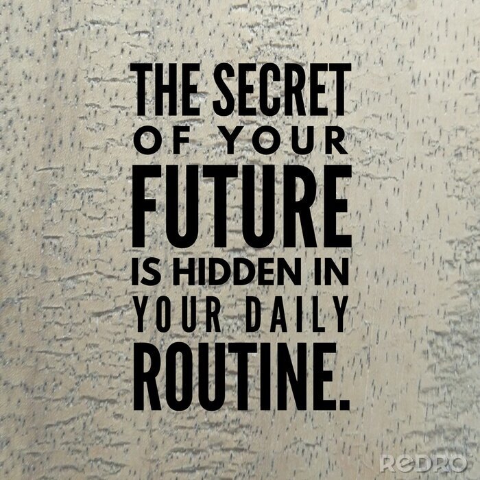 Canvas Motiverende quote &quot;Het geheim van je toekomst ligt verborgen in je dagelijkse routine.&quot; op een houten achtergrond.
