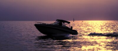 Motorboot op de achtergrond van de zonsondergang