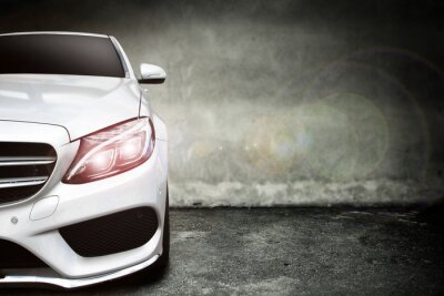 Motorkap van een witte auto