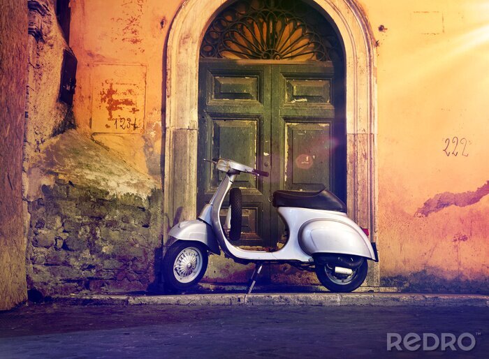Canvas Motorroller Roller nachts vor Haustür Italien - Italiaanse Scooter in een front van een deur