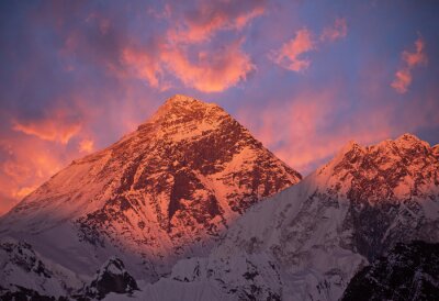 Mount Everest (8848 m) bij zonsondergang.