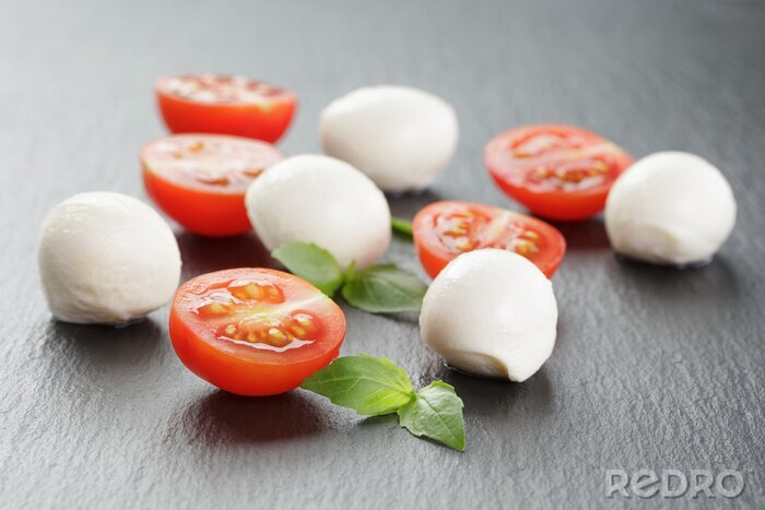 Canvas mozzarella ballen met tomaten en basilicum