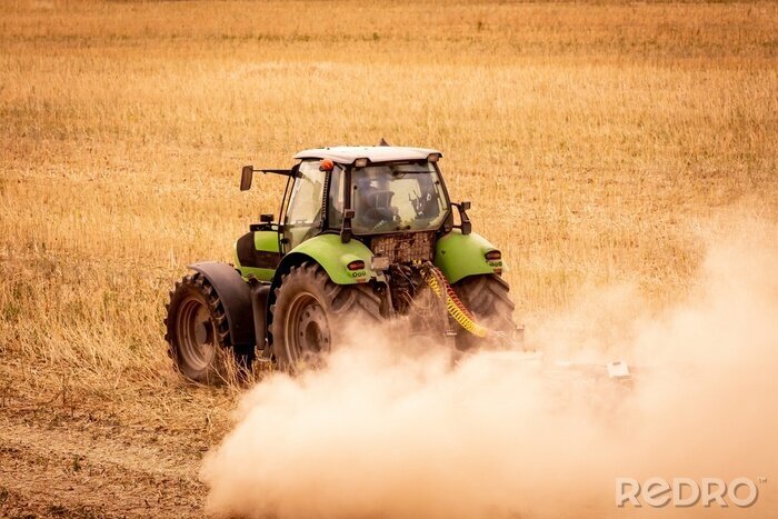 Canvas Mulching-tractor na raapzaadoogst onder het stof
