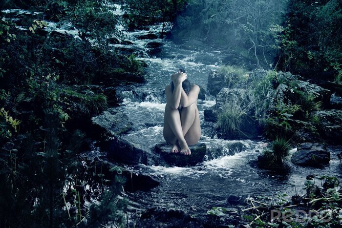 Canvas Naakt meisje zit op de rotsen van een berg rivier bij nacht.