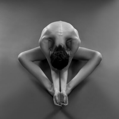 Canvas Naakt yoga. Mooie sexy lichaam van de jonge vrouw op zwarte achtergrond