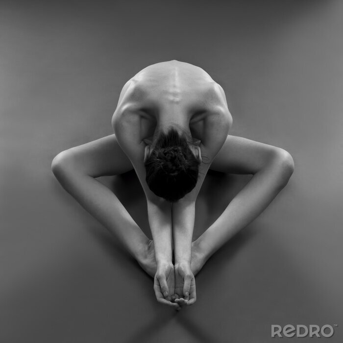 Canvas Naakt yoga. Mooie sexy lichaam van de jonge vrouw op zwarte achtergrond