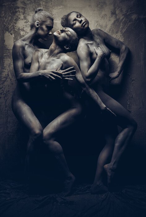 Canvas Naakte vrouwen geschilderd in grijze kleur poseren over grijze muur