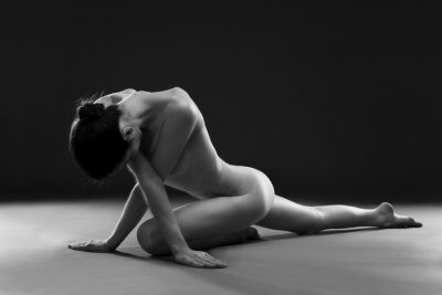 Canvas Naakte yoga. Mooie sexy lichaam van de jonge vrouw op een grijze achtergrond