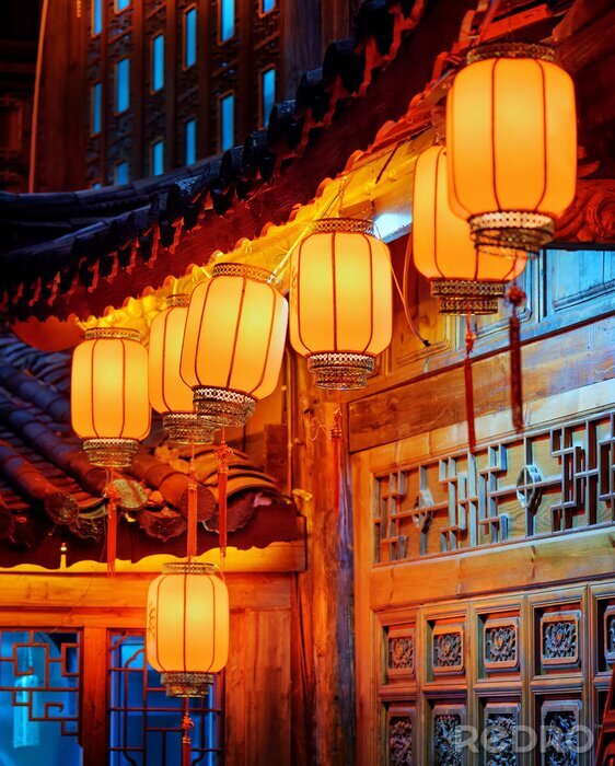 Canvas Nacht oog van de Chinese straat lantaarns op gebeeldhouwde gevel