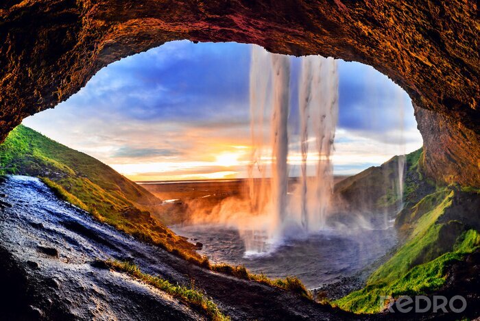 Canvas Natuurlijk landschap met een waterval