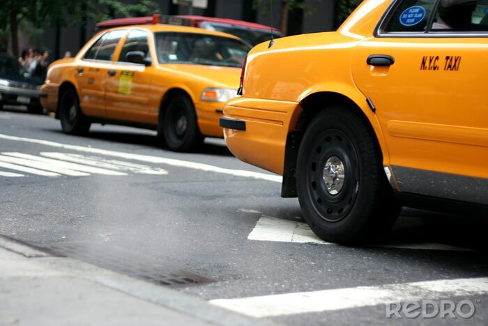 Canvas New York (NYC) taxi passiert dampfenden gulli