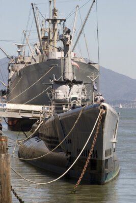 Canvas Onderzeeër en Oorlog Schip in dok