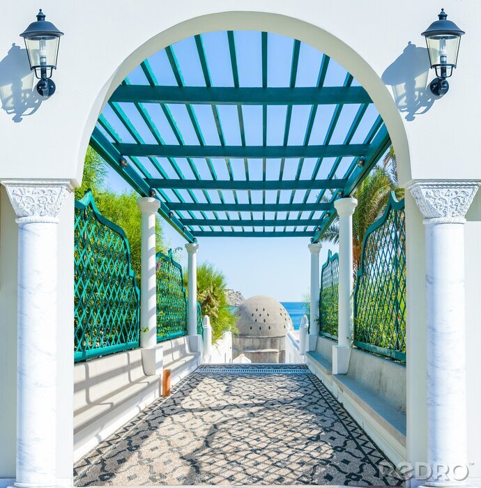 Canvas open deur boog met toegang tot het steegje