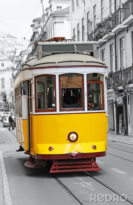 Canvas Oude gele tram in Lissabon