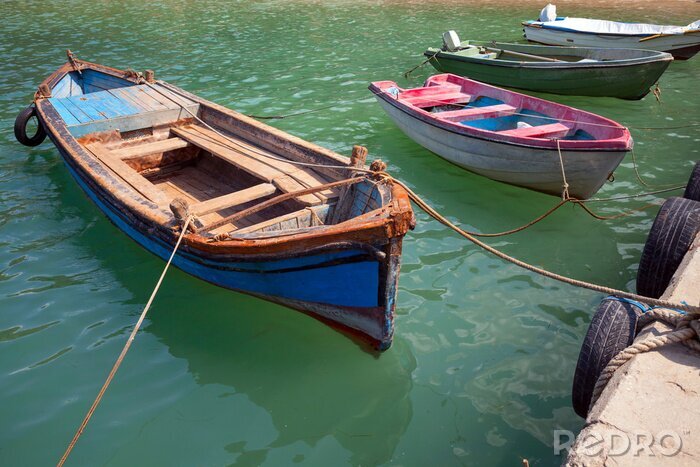 Canvas Oude kleine houten vissers boten afgemeerd in kleine Bulgaarse stad