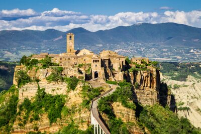 Canvas Oude stad op de heuvel in Toscane op een bergen achtergrond.