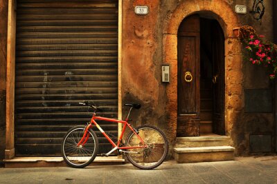 Oude stad steegje en een rode fiets in Toscane Italië
