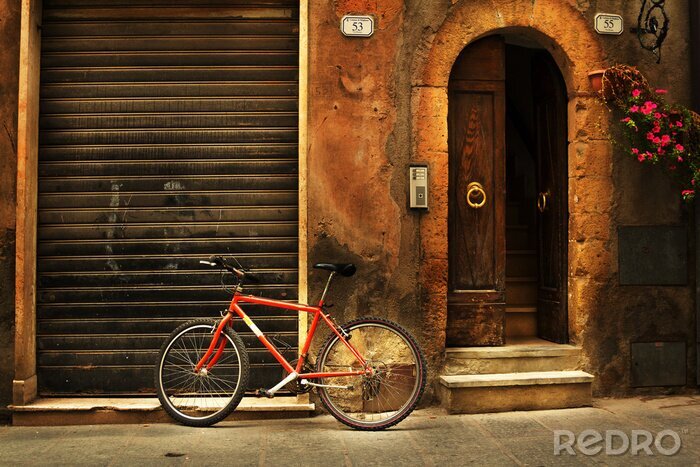 Canvas Oude stad steegje en een rode fiets in Toscane Italië
