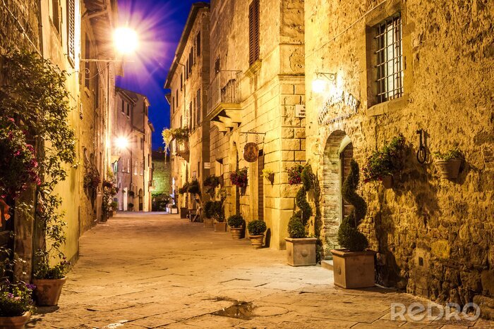 Canvas Oude stad van Pienza in Italië 's nachts.