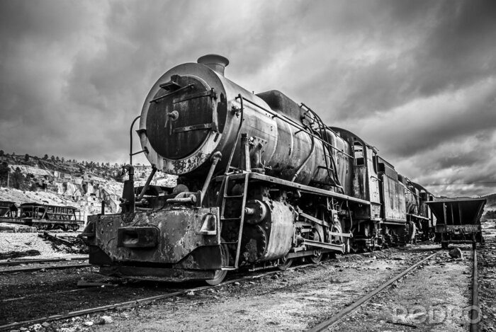 Canvas Oude verlaten locomotief trein, dramatische zwart-wit versie