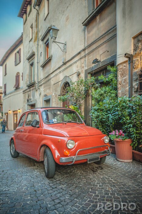 Canvas Oude vintage cult auto geparkeerd op de straat van het restaurant, in