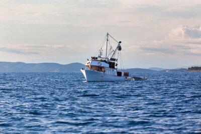 Canvas Oude vissersboot in de Adriatische zee
