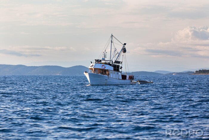 Canvas Oude vissersboot in de Adriatische zee