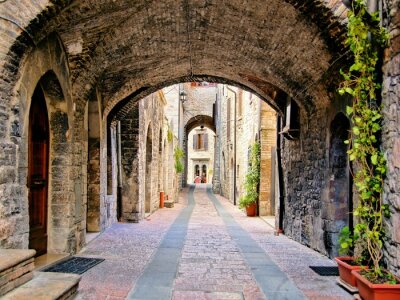 Overspannen middeleeuwse straat in de stad Assisi, Italië