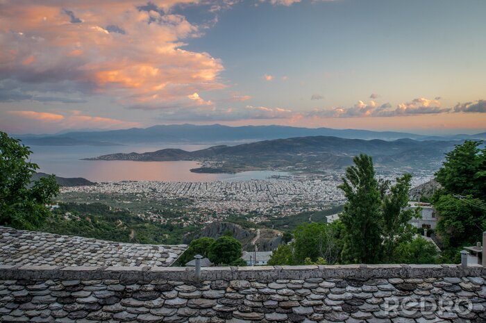 Canvas Panoramic view on Volos during sunset from vilage Makrinitsa on Pelion Mountain