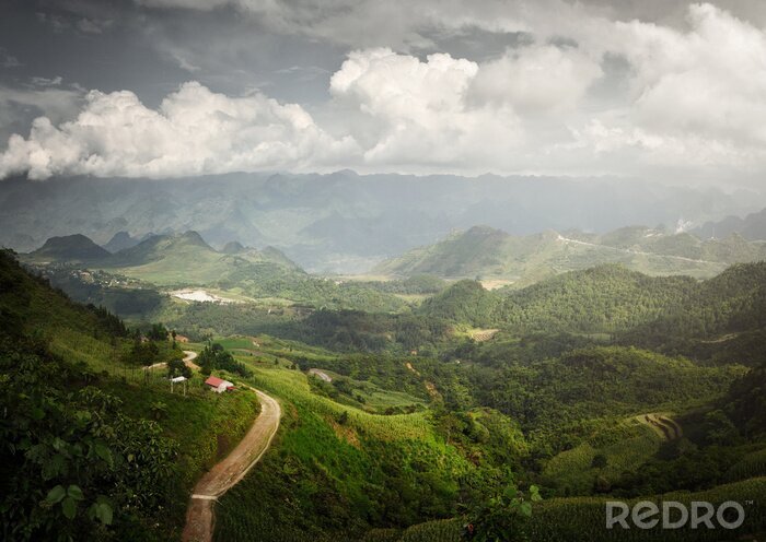 Canvas Panoramisch uitzicht op de zonnige vallei in de provincie Ha Giang, Noord-Vietnam.