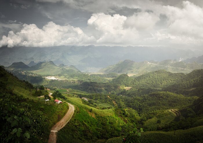 Canvas Panoramisch uitzicht op de zonnige vallei in de provincie Ha Giang, Noord-Vietnam.