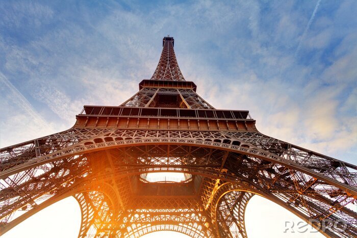 Canvas Parijs en de Eiffeltoren vanuit kikkerperspectief
