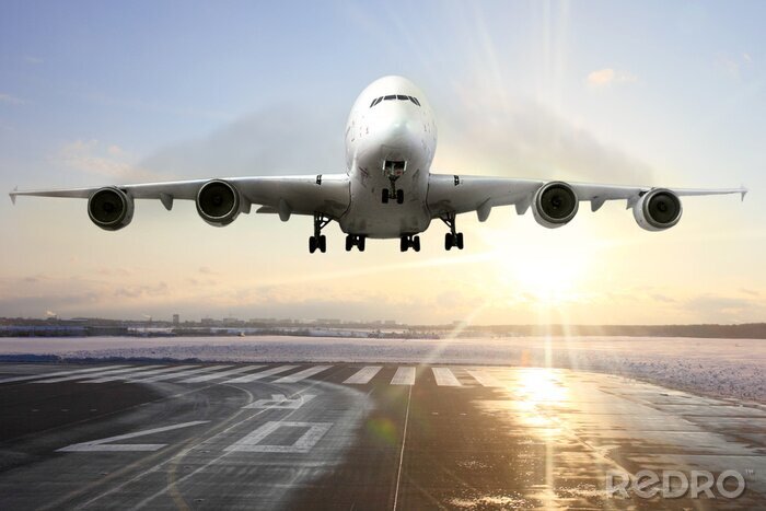 Canvas Passagiersvliegtuig landing op baan in de luchthaven. Avond